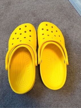 CROCS Women’s Classic Clog in Bright Yellow Size 8